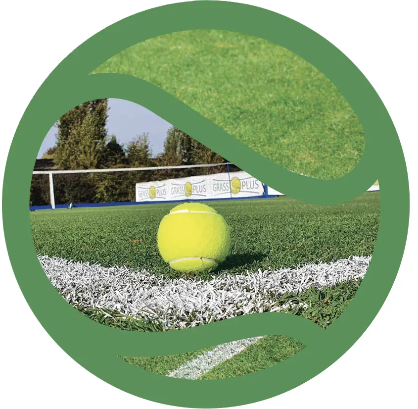 Tennisbal op een GrassPlus-baan, de groene ondergrond van RedPlus.